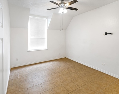 2107 Hazlitt Drive - Photo Thumbnail 4