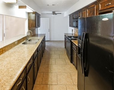 2107 Hazlitt Drive - Photo Thumbnail 3