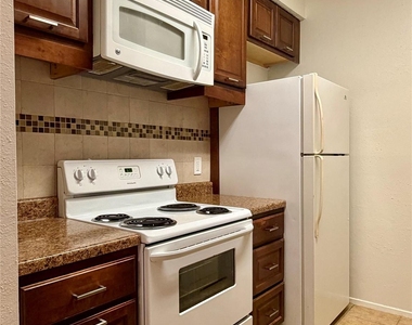 7900 N Stadium Drive - Photo Thumbnail 8