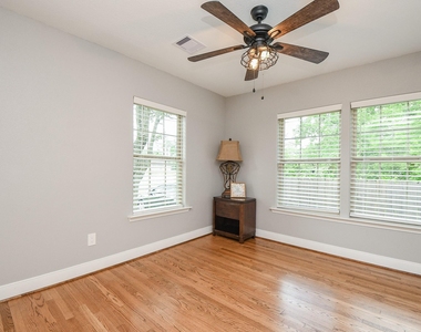 311 E 35th Street - Photo Thumbnail 4