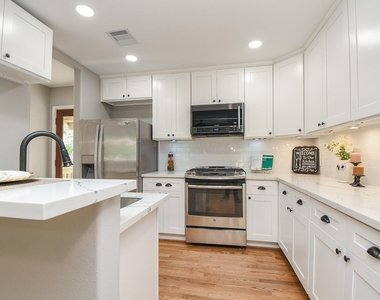 311 E 35th Street - Photo Thumbnail 12