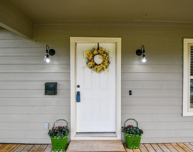 311 E 35th Street - Photo Thumbnail 2