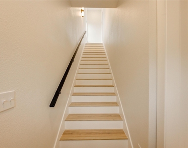 811 E 39th Street - Photo Thumbnail 6