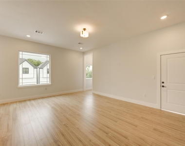 811 E 39th Street - Photo Thumbnail 9