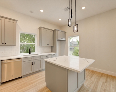 811 E 39th Street - Photo Thumbnail 13