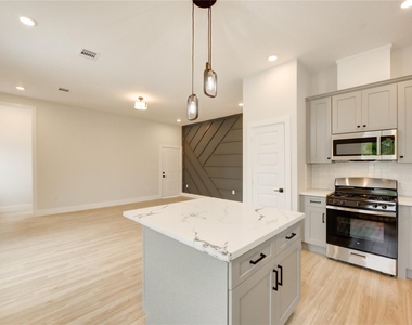 811 E 39th Street - Photo Thumbnail 11