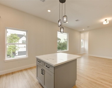 811 E 39th Street - Photo Thumbnail 12