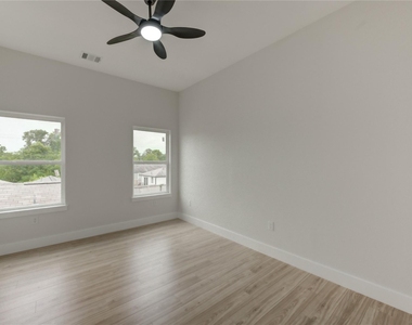 811 E 39th Street - Photo Thumbnail 18