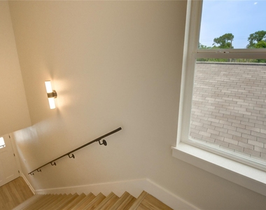 811 E 39th Street - Photo Thumbnail 7