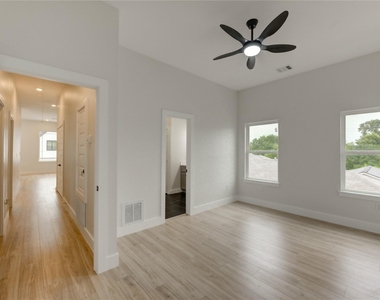 811 E 39th Street - Photo Thumbnail 19