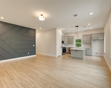 811 E 39th Street - Photo Thumbnail 2