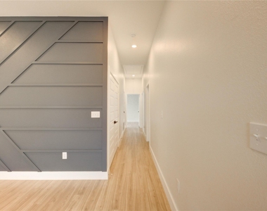 811 E 39th Street - Photo Thumbnail 5