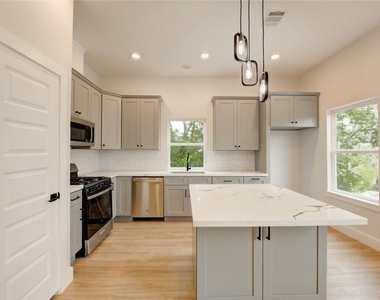 811 E 39th Street - Photo Thumbnail 4