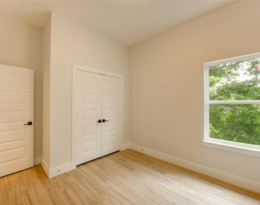 811 E 39th Street - Photo Thumbnail 17