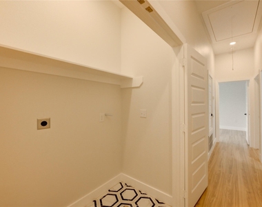 811 E 39th Street - Photo Thumbnail 15
