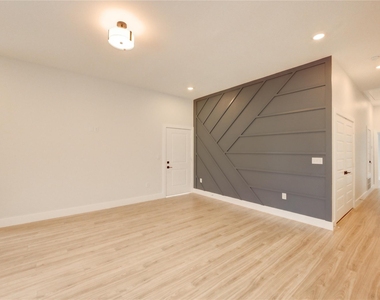 811 E 39th Street - Photo Thumbnail 14
