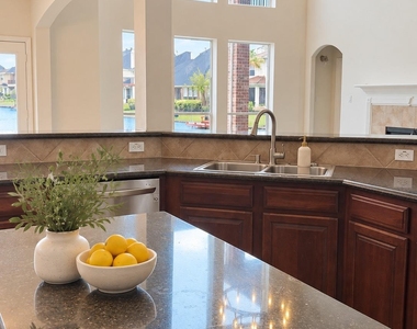 5203 Auckland Drive - Photo Thumbnail 12