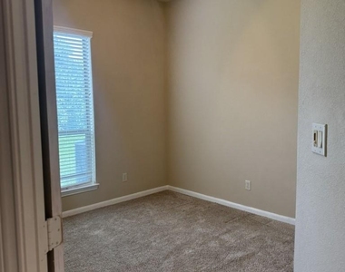 5551 Linden Rose Ln Lane - Photo Thumbnail 10