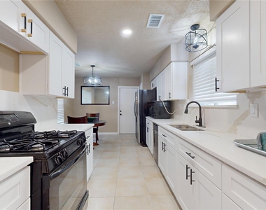 1022 Manorglen Drive - Photo Thumbnail 15