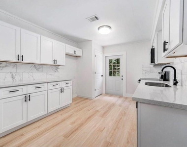 1305 Winchester Dr - Photo Thumbnail 9