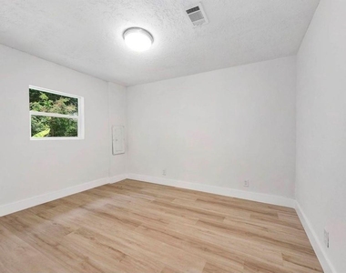 1305 Winchester Dr - Photo Thumbnail 10