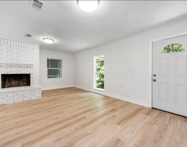 1305 Winchester Dr - Photo Thumbnail 3