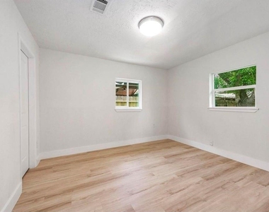 1305 Winchester Dr - Photo Thumbnail 11