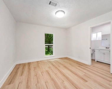 1305 Winchester Dr - Photo Thumbnail 12