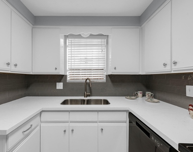 11710 Southlake Drive - Photo Thumbnail 6