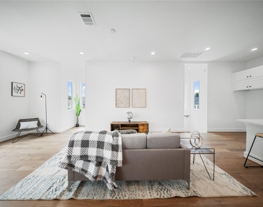 1116 Hogan Street - Photo Thumbnail 2