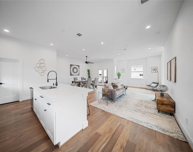 1116 Hogan Street - Photo Thumbnail 3