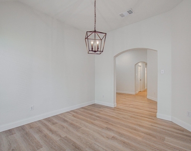 2311 Meadow Briar Drive - Photo Thumbnail 5