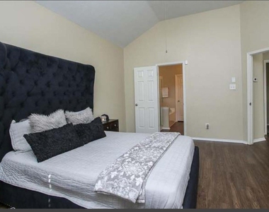 1506 Lochstone Drive - Photo Thumbnail 9