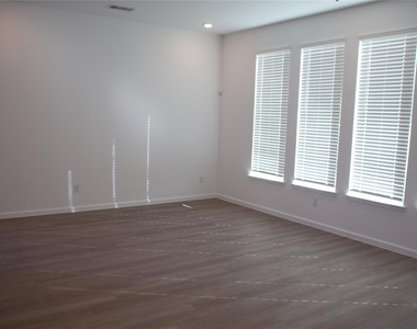 4146 Champlain Way - Photo Thumbnail 3