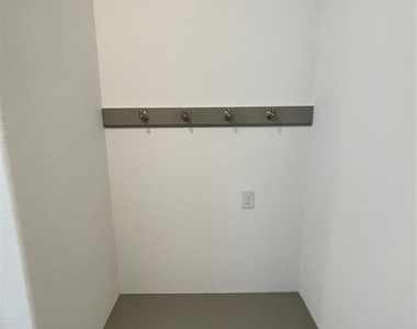 4146 Champlain Way - Photo Thumbnail 8