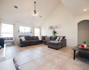 1823 Blue Water Bay Drive - Photo Thumbnail 12