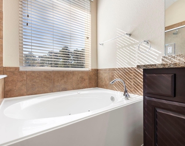 122 Cheswood Manor Drive - Photo Thumbnail 24