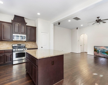 122 Cheswood Manor Drive - Photo Thumbnail 10