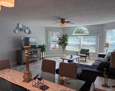 5009 Laguna Bay Circle - Photo Thumbnail 12