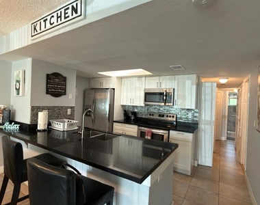 5009 Laguna Bay Circle - Photo Thumbnail 6