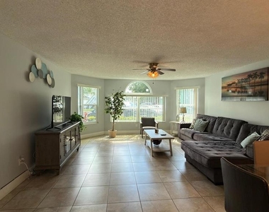5009 Laguna Bay Circle - Photo Thumbnail 2