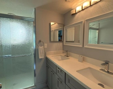5009 Laguna Bay Circle - Photo Thumbnail 21
