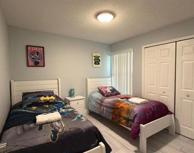 5009 Laguna Bay Circle - Photo Thumbnail 23