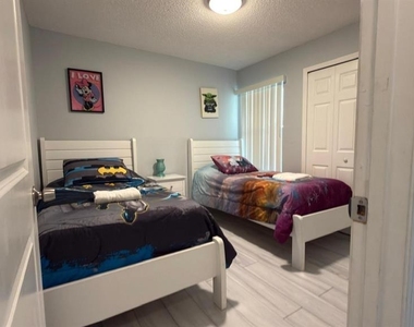 5009 Laguna Bay Circle - Photo Thumbnail 22