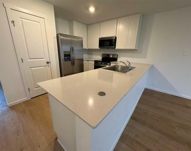 963 Phoenix Street - Photo Thumbnail 6