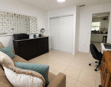 984 Derbyshire Drive - Photo Thumbnail 4