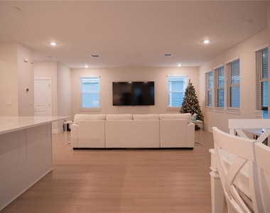 6518 Winding Path Way - Photo Thumbnail 7