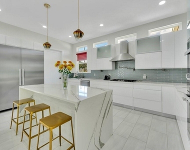 10468 Sw 32nd Avenue - Photo Thumbnail 10