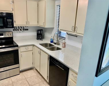 19505 Quesada Avenue - Photo Thumbnail 12