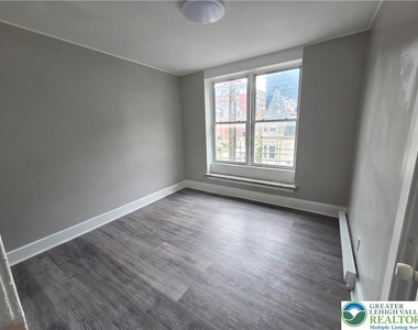 102 N 8th Street - Photo Thumbnail 6